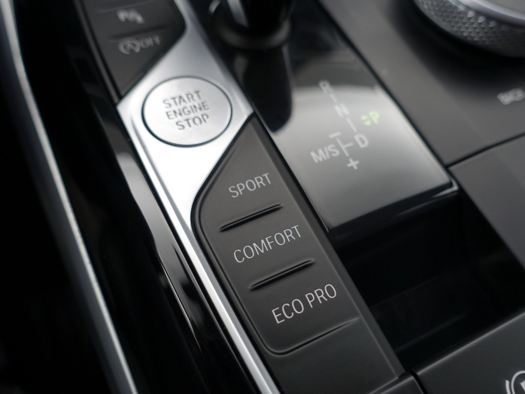 
BMW 3 Serie Touring 320i M Sport Shadowline Aut- Panodak, Xenon Led, CarPlay, Sfeerverlichting, Keyless, Standkachel vol									