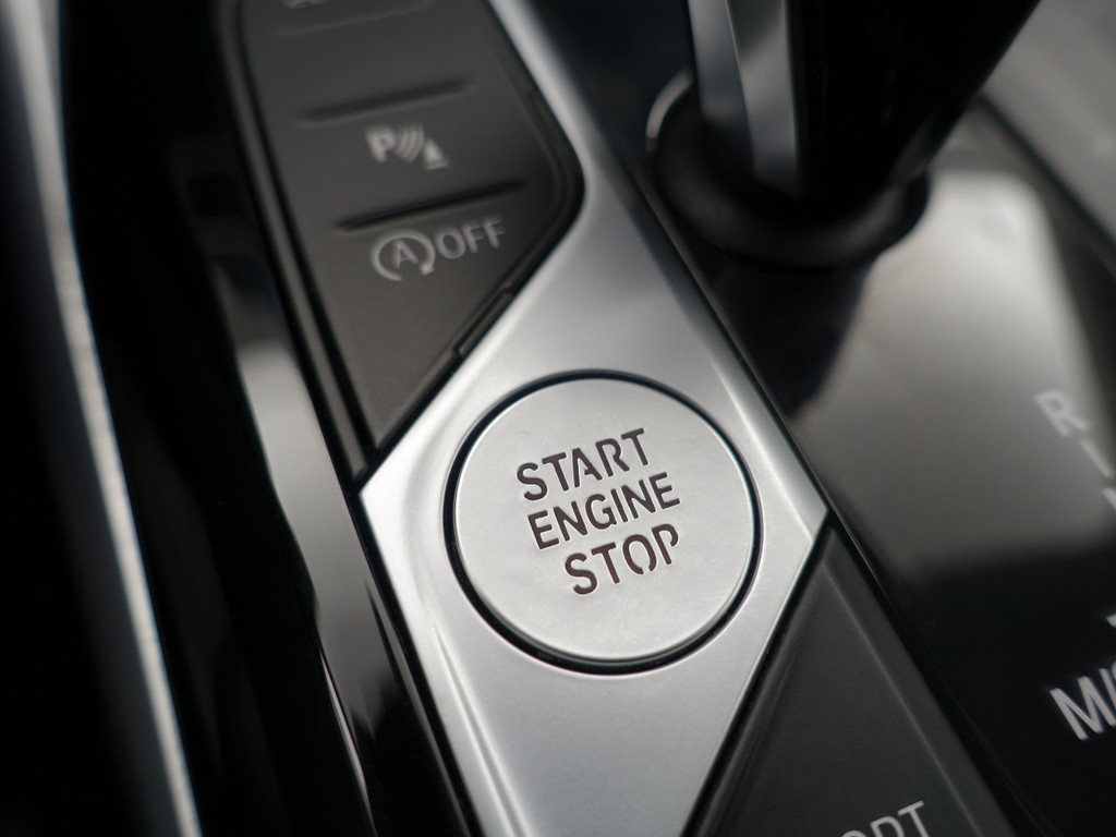 
BMW 3 Serie Touring 320i M Sport Shadowline Aut- Panodak, Xenon Led, CarPlay, Sfeerverlichting, Keyless, Standkachel vol									