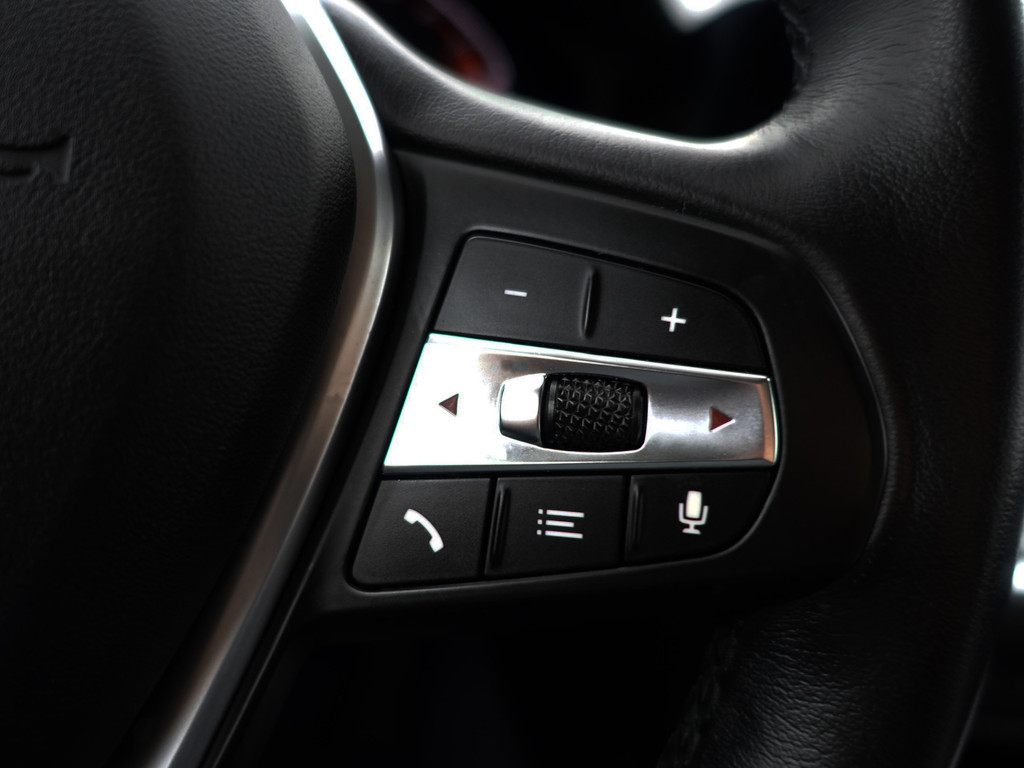 
BMW 3 Serie Touring 320i M Sport Shadowline Aut- Panodak, Xenon Led, CarPlay, Sfeerverlichting, Keyless, Standkachel vol									