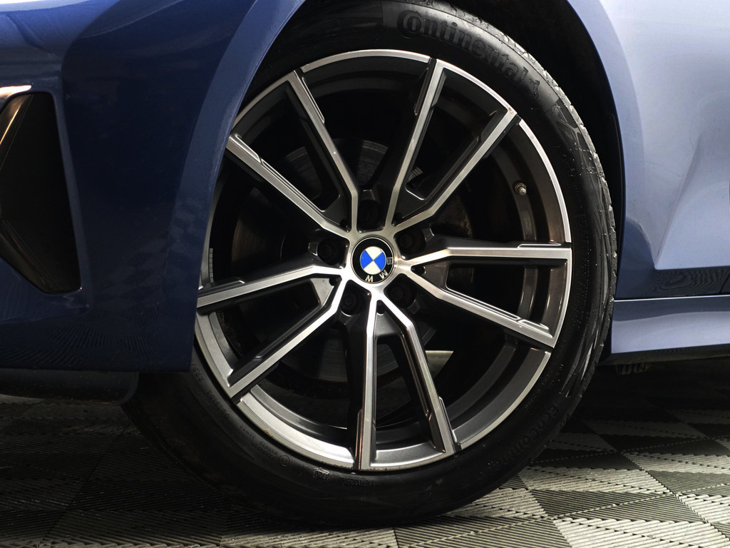 
BMW 3 Serie Touring 320i M Sport Shadowline Aut- Panodak, Xenon Led, CarPlay, Sfeerverlichting, Keyless, Standkachel vol									