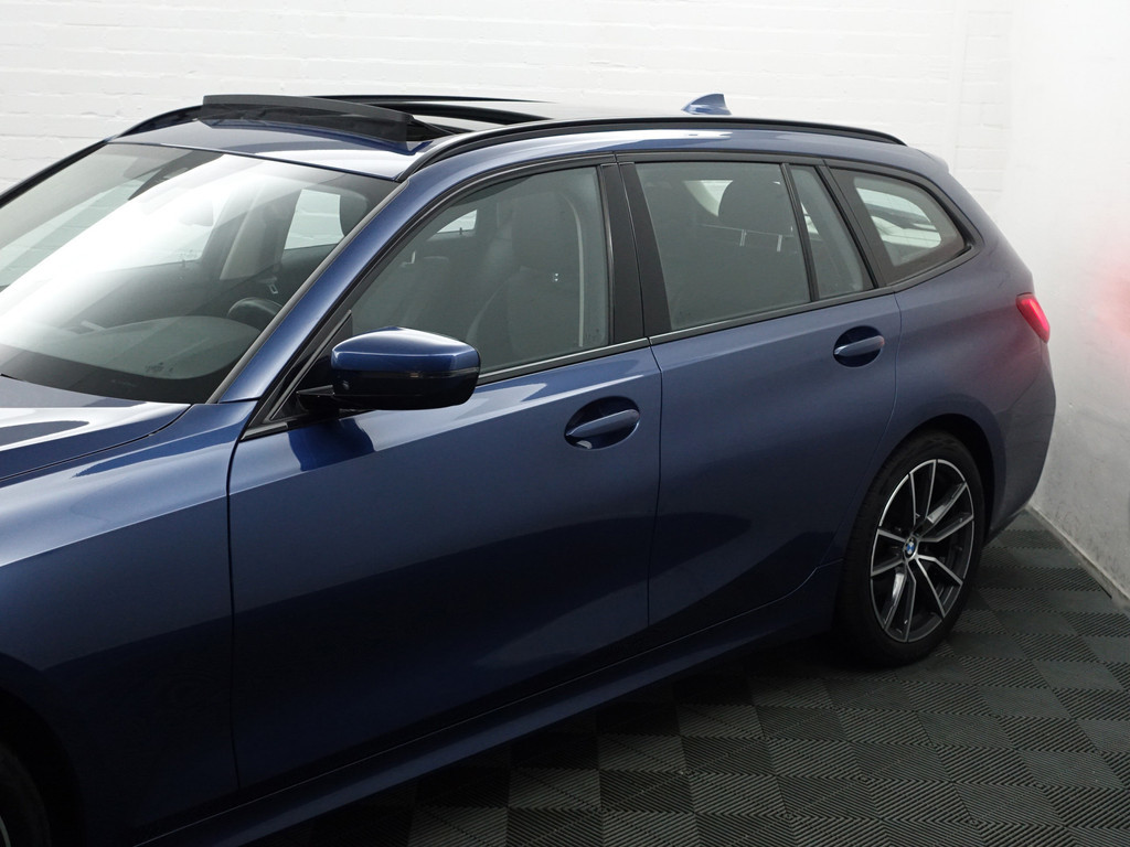 
BMW 3 Serie Touring 320i M Sport Shadowline Aut- Panodak, Xenon Led, CarPlay, Sfeerverlichting, Keyless, Standkachel vol									