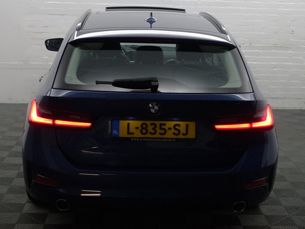 
BMW 3 Serie Touring 320i M Sport Shadowline Aut- Panodak, Xenon Led, CarPlay, Sfeerverlichting, Keyless, Standkachel vol									