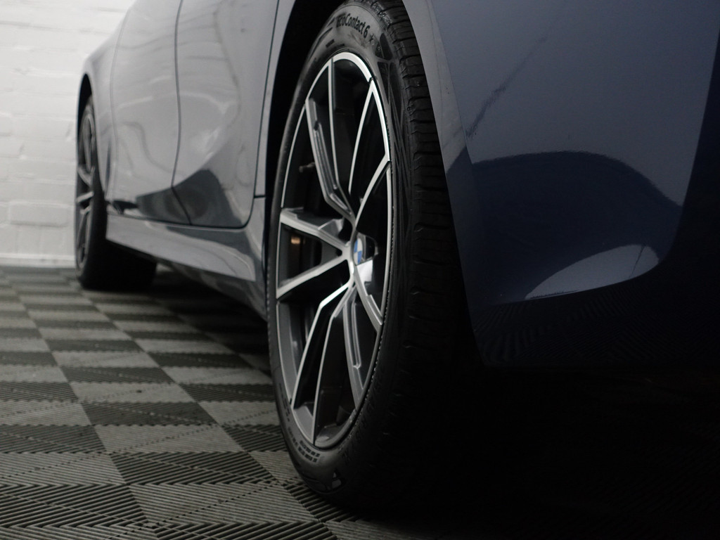 
BMW 3 Serie Touring 320i M Sport Shadowline Aut- Panodak, Xenon Led, CarPlay, Sfeerverlichting, Keyless, Standkachel vol									