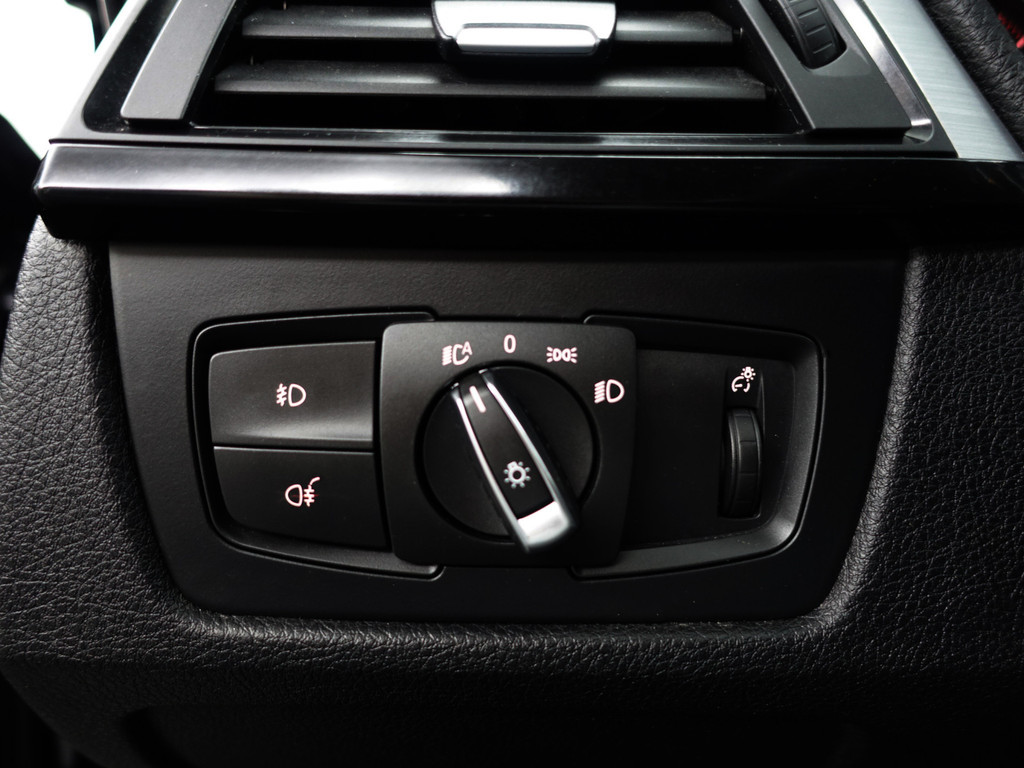 
								BMW 3-serie 320i M Sport Aut- Xenon Led, Park Assist, Sfeerverlichting, Stoelverwarming, Sport Interieur vol									