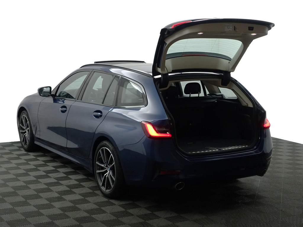 
BMW 3 Serie Touring 320i M Sport Shadowline Aut- Panodak, Xenon Led, CarPlay, Sfeerverlichting, Keyless, Standkachel vol									