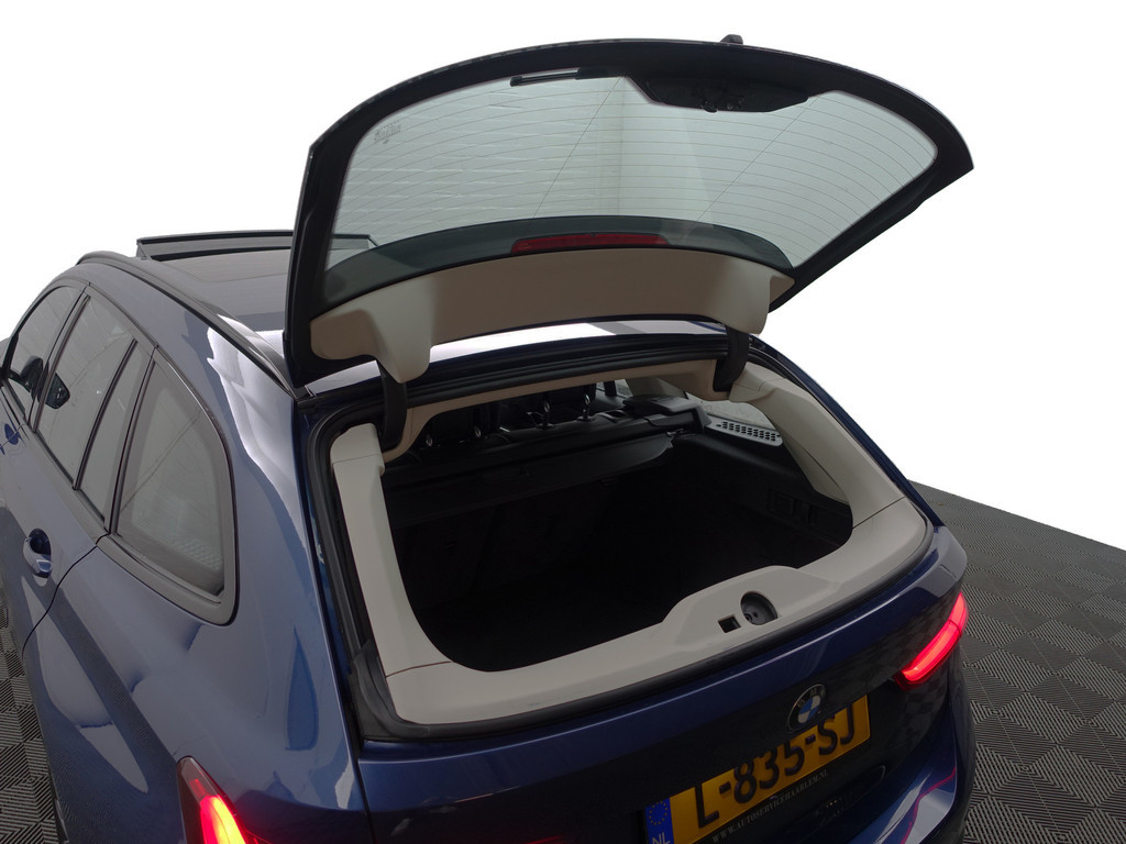
BMW 3 Serie Touring 320i M Sport Shadowline Aut- Panodak, Xenon Led, CarPlay, Sfeerverlichting, Keyless, Standkachel vol									