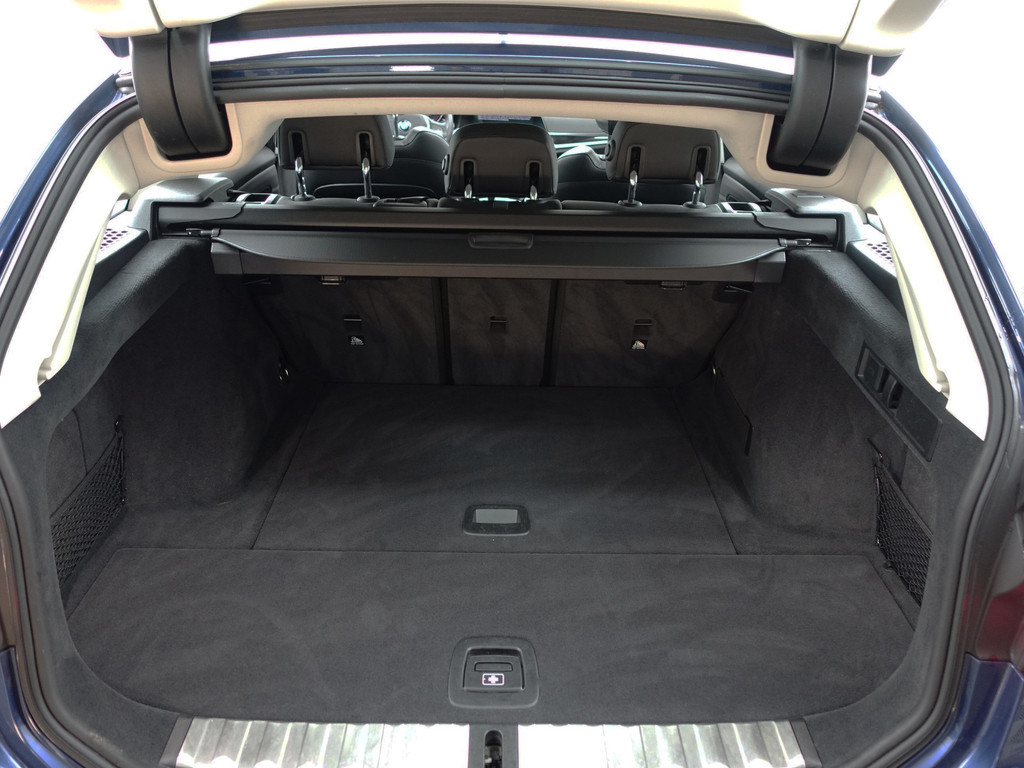 
BMW 3 Serie Touring 320i M Sport Shadowline Aut- Panodak, Xenon Led, CarPlay, Sfeerverlichting, Keyless, Standkachel vol									