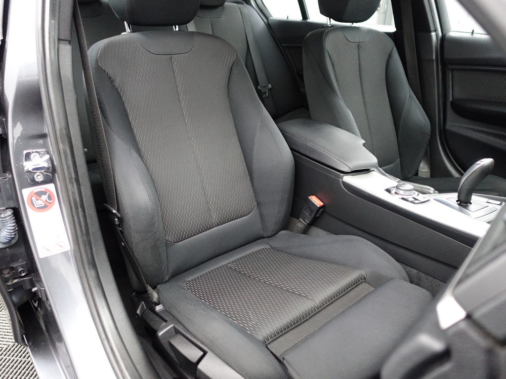 
BMW 3-serie 320i M Sport High Exe Aut- Dynamic Select, Park Assist, Sport Interieur, Navi, Clima, Cruise vol									