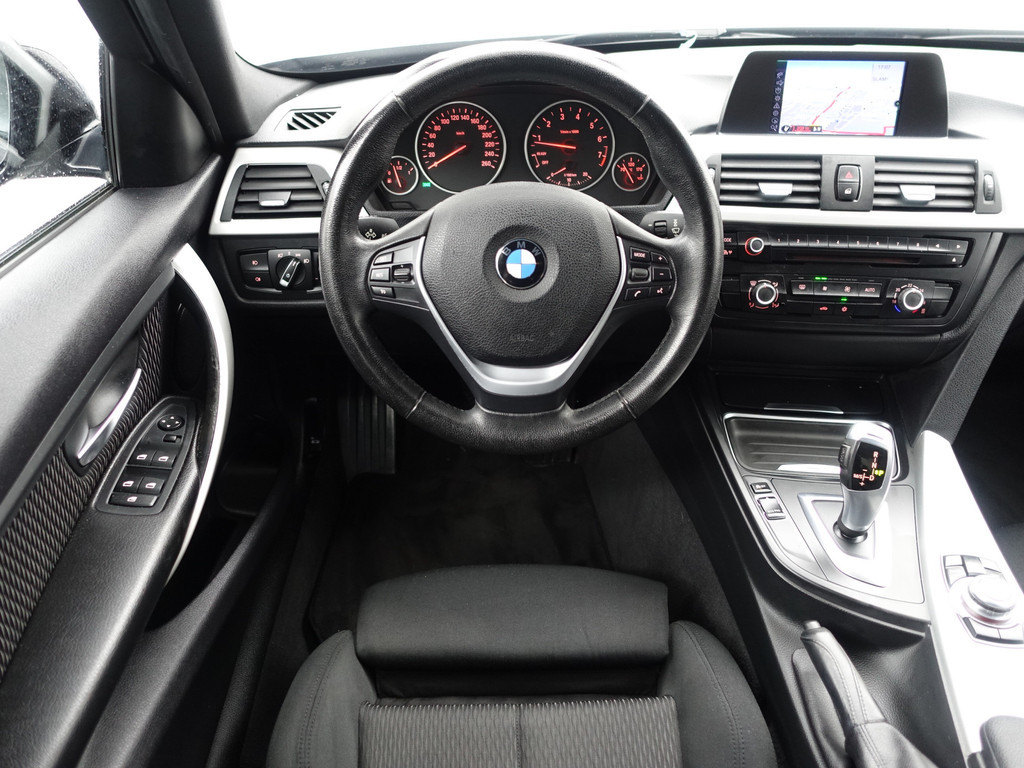 
BMW 3-serie 320i M Sport High Exe Aut- Dynamic Select, Park Assist, Sport Interieur, Navi, Clima, Cruise vol									