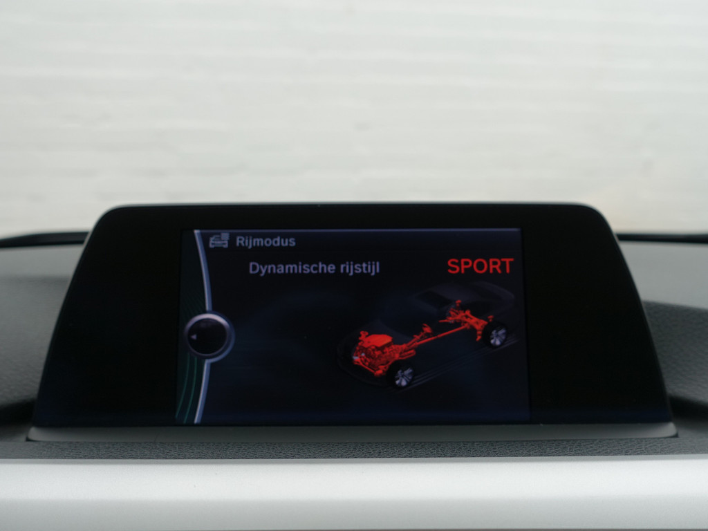 
BMW 3-serie 320i M Sport High Exe Aut- Dynamic Select, Park Assist, Sport Interieur, Navi, Clima, Cruise vol									