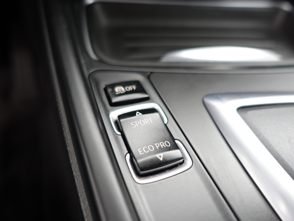 
BMW 3-serie 320i M Sport High Exe Aut- Dynamic Select, Park Assist, Sport Interieur, Navi, Clima, Cruise vol									