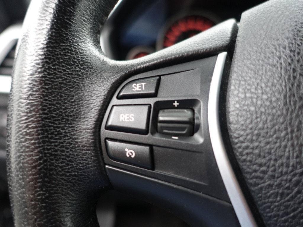 
BMW 3-serie 320i M Sport High Exe Aut- Dynamic Select, Park Assist, Sport Interieur, Navi, Clima, Cruise vol									