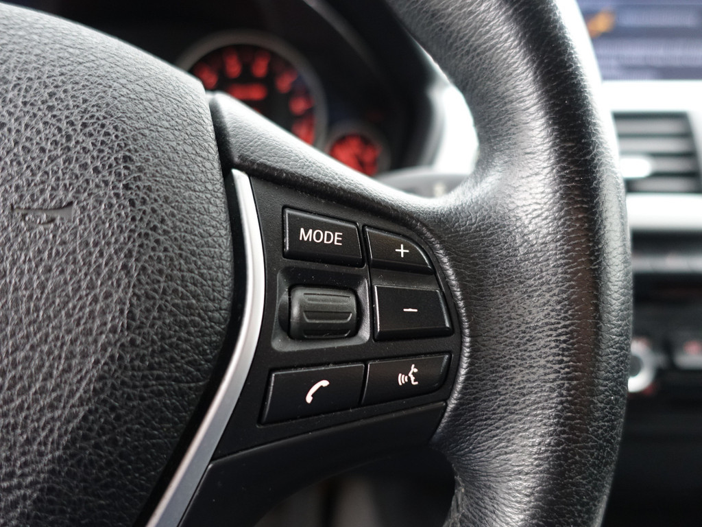 
BMW 3-serie 320i M Sport High Exe Aut- Dynamic Select, Park Assist, Sport Interieur, Navi, Clima, Cruise vol									