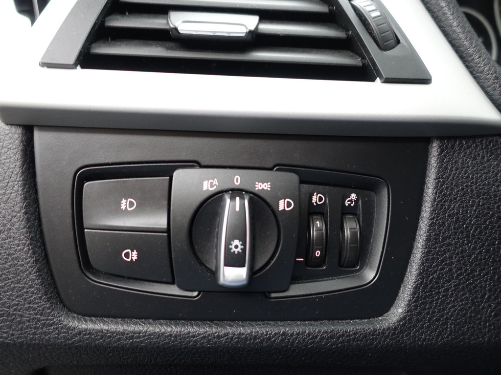 
BMW 3-serie 320i M Sport High Exe Aut- Dynamic Select, Park Assist, Sport Interieur, Navi, Clima, Cruise vol									