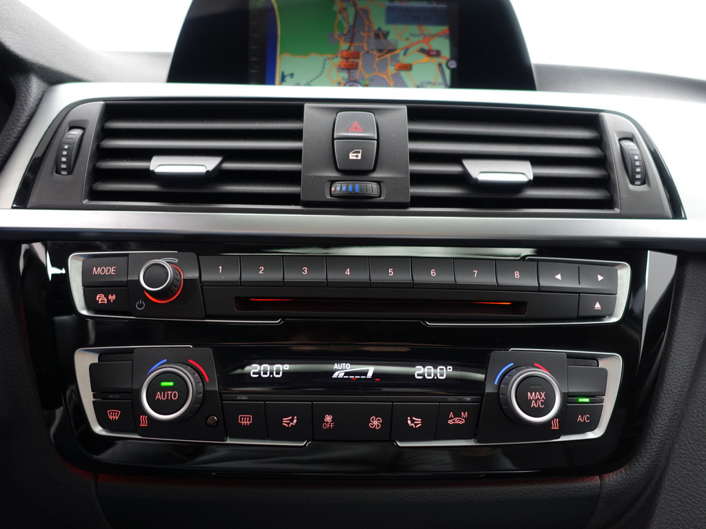 
BMW 3-serie 330e M Sport Aut- Schuifdak, Xenon Led, Park Assist, Sfeerverlichting, Leder Interieur, Navi pro vol									