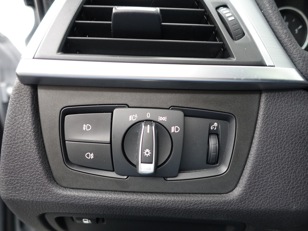 
BMW 3-serie 330e M Sport Aut- Schuifdak, Xenon Led, Park Assist, Sfeerverlichting, Leder Interieur, Navi pro vol									