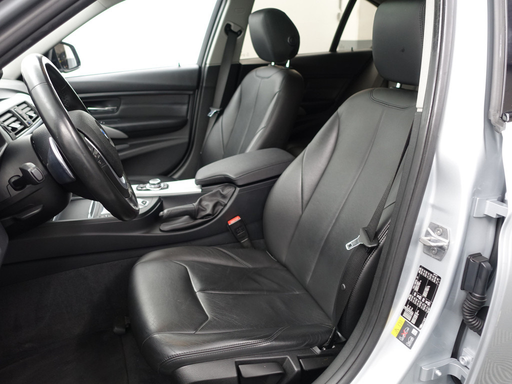 
BMW 3-serie 330e M Sport Aut- Schuifdak, Xenon Led, Park Assist, Sfeerverlichting, Leder Interieur, Navi pro vol									