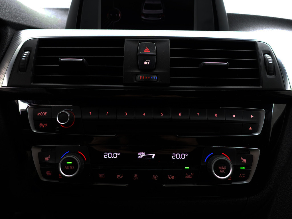 
								BMW 3-serie 320i xDrive 250pk M Performance Aut- Xenon Led, Park Assist, Dynamic Select, Stoelverwarming, Clima vol									