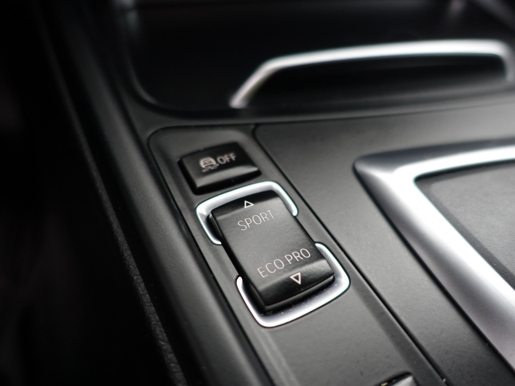 
								BMW 3-serie 320i xDrive 250pk M Performance Aut- Xenon Led, Park Assist, Dynamic Select, Stoelverwarming, Clima vol									