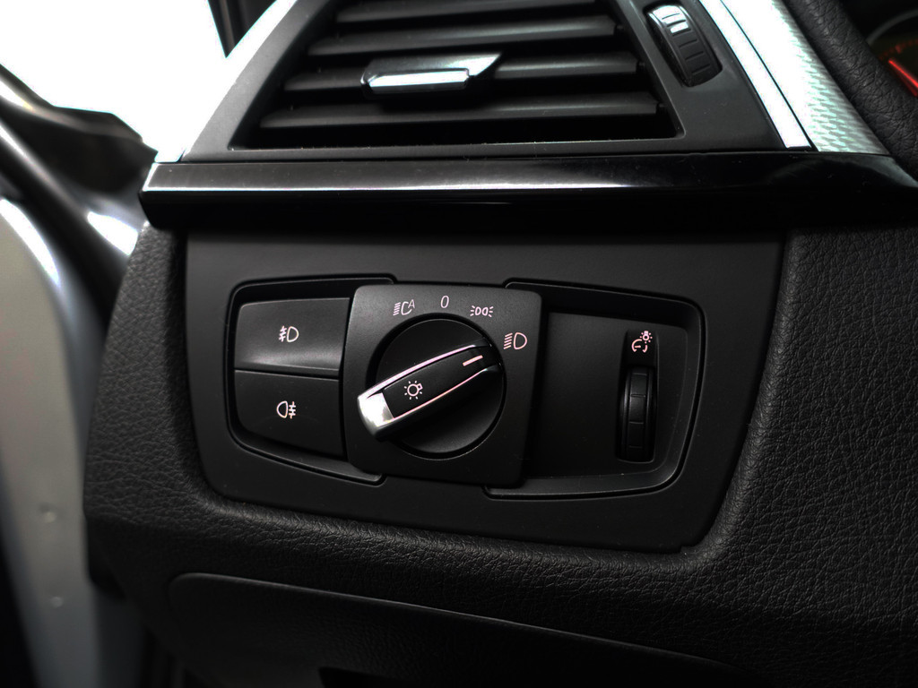 
								BMW 3-serie 320i xDrive 250pk M Performance Aut- Xenon Led, Park Assist, Dynamic Select, Stoelverwarming, Clima vol									