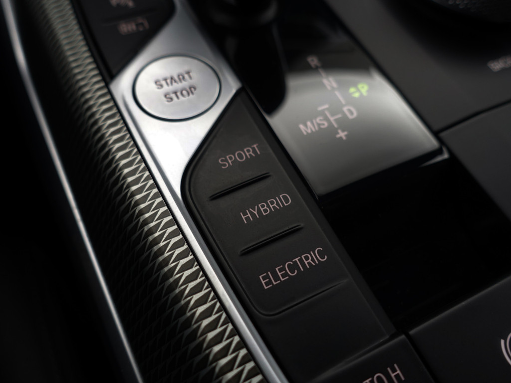 
BMW 3-serie 320e M Performance Aut- Schuifdak, CarPlay, Sfeerverlichting, Standkachel, Xenon Led, Park Assist vol									