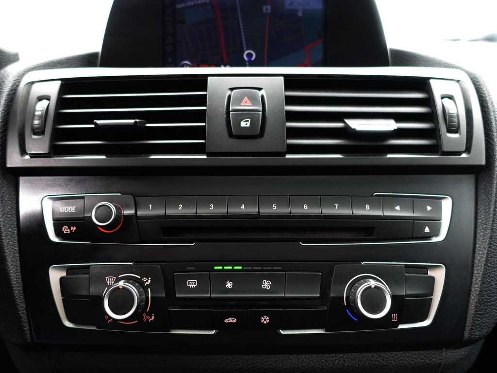 
BMW 1-serie 118i M Sport- Schuifdak, Xenon Led, Leder Sport Interieur, Carbon Pakket, Park Assist vol									