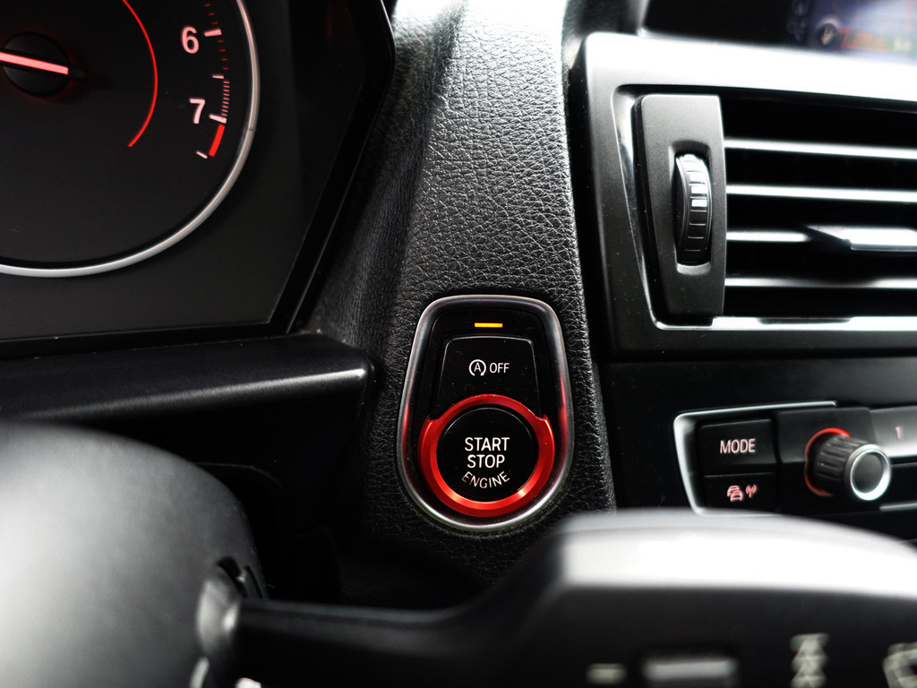 
BMW 1-serie 118i M Sport- Schuifdak, Xenon Led, Leder Sport Interieur, Carbon Pakket, Park Assist vol									