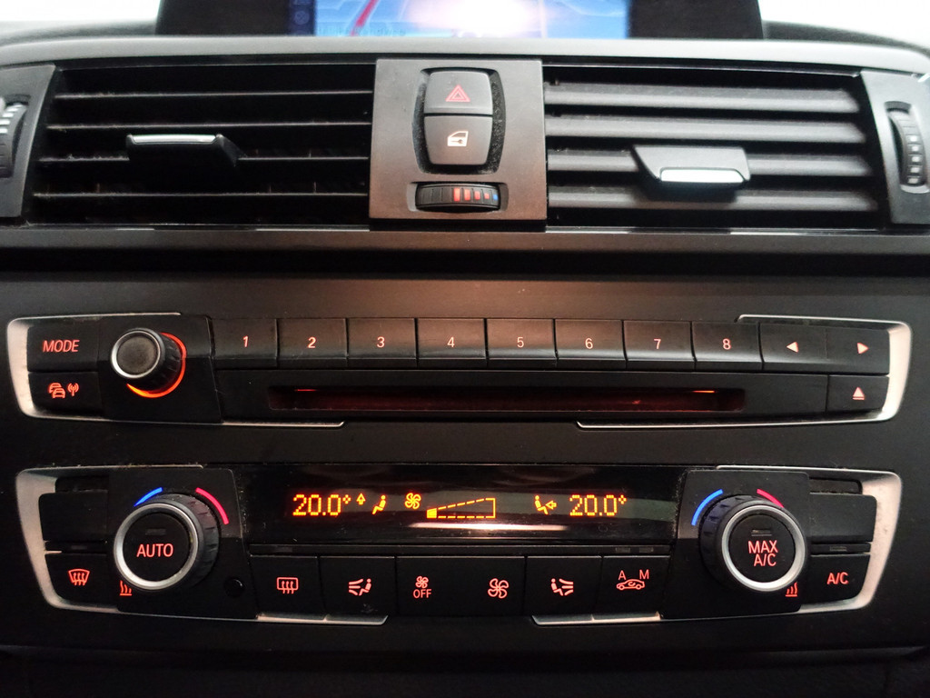 
								BMW 1-serie 116D High Executive Sport- Schuifdak, Navi, Xenon, Sport Interieur, LMV vol									