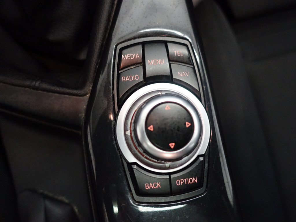 
								BMW 1-serie 116D High Executive Sport- Schuifdak, Navi, Xenon, Sport Interieur, LMV vol									