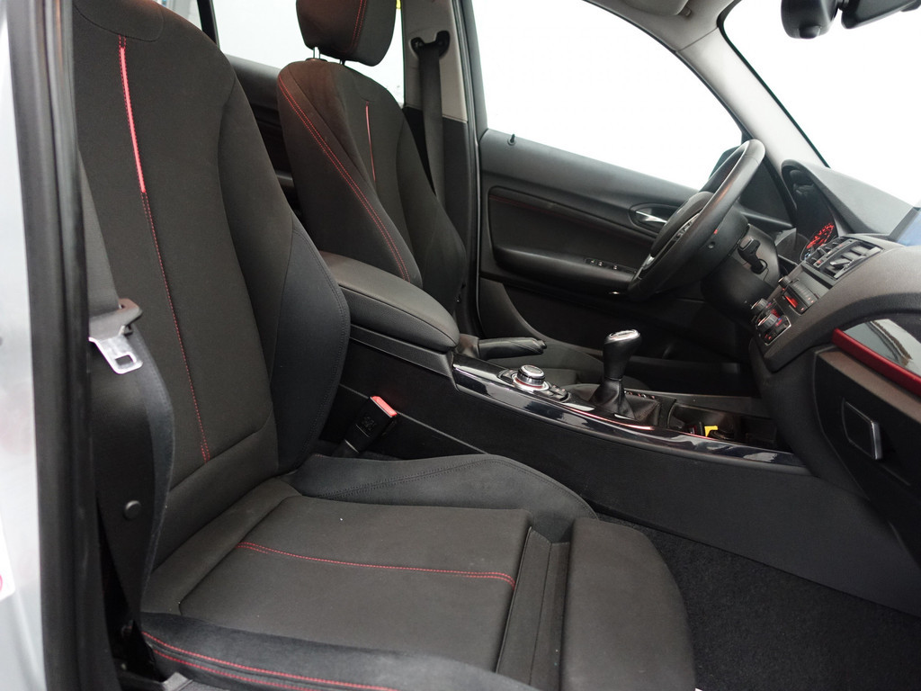 
								BMW 1-serie 116D High Executive Sport- Schuifdak, Navi, Xenon, Sport Interieur, LMV vol									