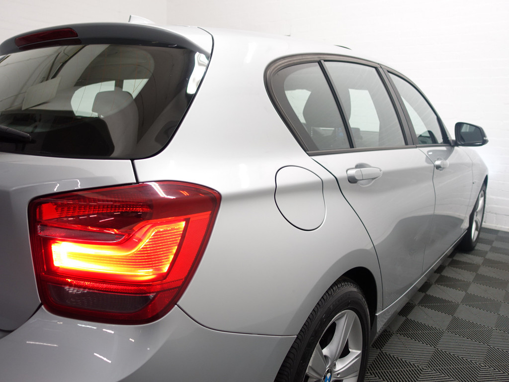 
								BMW 1-serie 116D High Executive Sport- Schuifdak, Navi, Xenon, Sport Interieur, LMV vol									