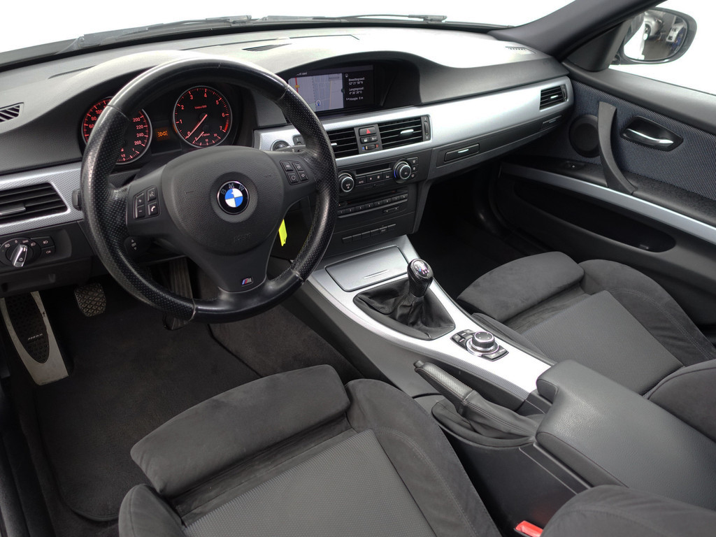 
BMW 3 Serie 318i M Sport Performance- Park Assist, Navi, Alcantara Sport Interieur, Clima, Cruise vol									