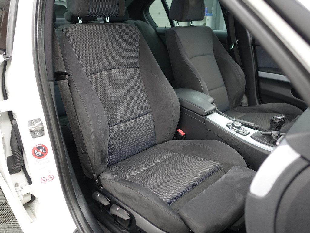 
BMW 3 Serie 318i M Sport Performance- Park Assist, Navi, Alcantara Sport Interieur, Clima, Cruise vol									