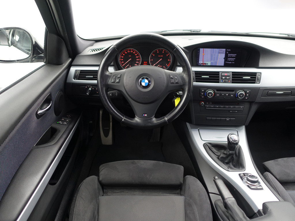 
BMW 3 Serie 318i M Sport Performance- Park Assist, Navi, Alcantara Sport Interieur, Clima, Cruise vol									
