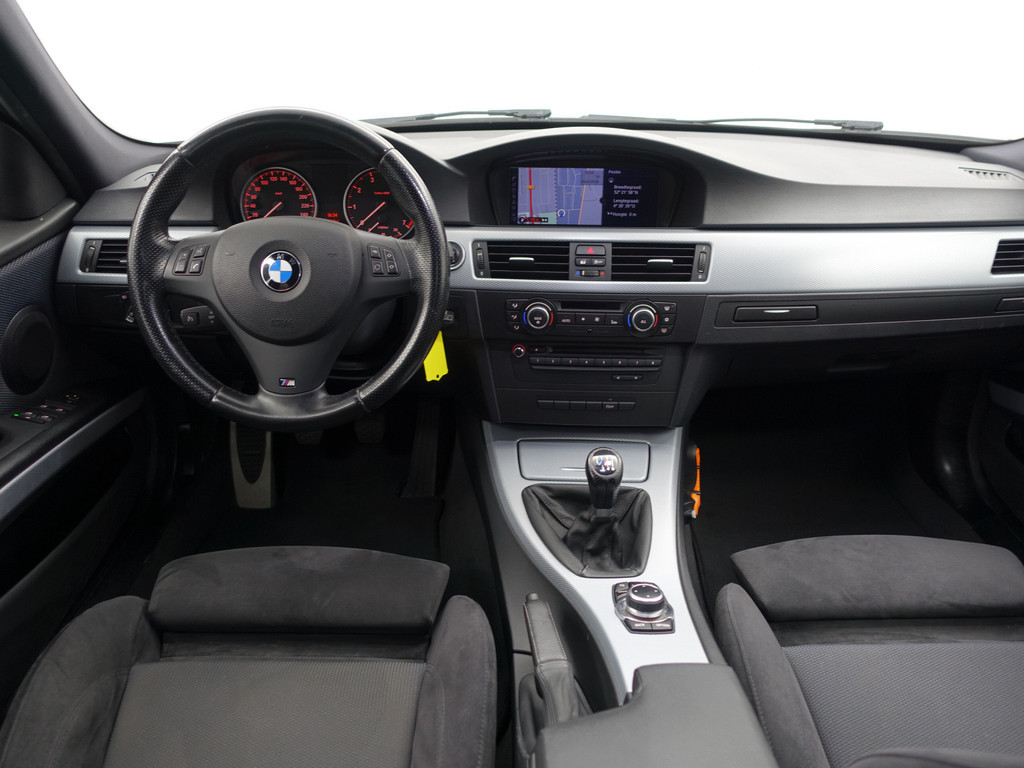 
BMW 3 Serie 318i M Sport Performance- Park Assist, Navi, Alcantara Sport Interieur, Clima, Cruise vol									