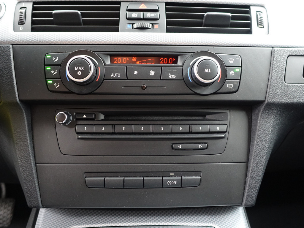 
BMW 3 Serie 318i M Sport Performance- Park Assist, Navi, Alcantara Sport Interieur, Clima, Cruise vol									