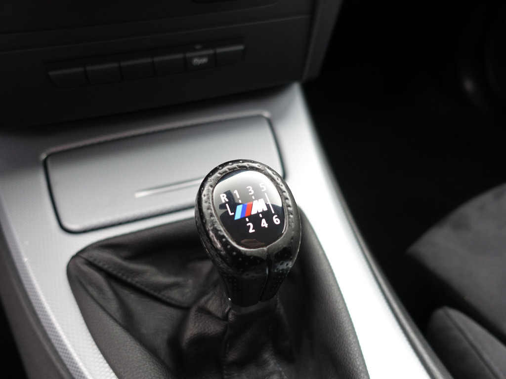
BMW 3 Serie 318i M Sport Performance- Park Assist, Navi, Alcantara Sport Interieur, Clima, Cruise vol									