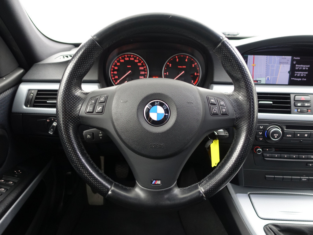 
BMW 3 Serie 318i M Sport Performance- Park Assist, Navi, Alcantara Sport Interieur, Clima, Cruise vol									