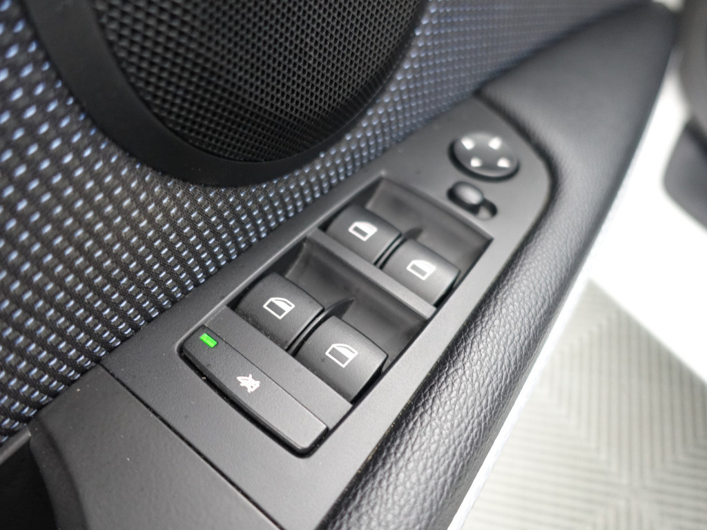 
BMW 3 Serie 318i M Sport Performance- Park Assist, Navi, Alcantara Sport Interieur, Clima, Cruise vol									