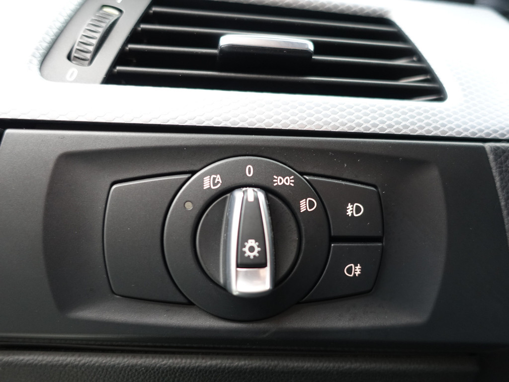 
BMW 3 Serie 318i M Sport Performance- Park Assist, Navi, Alcantara Sport Interieur, Clima, Cruise vol									