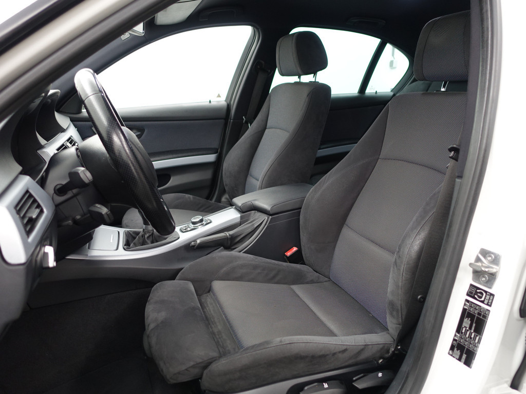 
BMW 3 Serie 318i M Sport Performance- Park Assist, Navi, Alcantara Sport Interieur, Clima, Cruise vol									