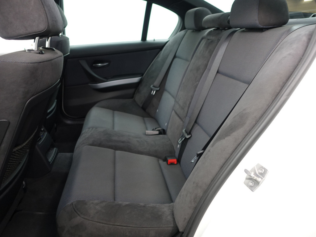 
BMW 3 Serie 318i M Sport Performance- Park Assist, Navi, Alcantara Sport Interieur, Clima, Cruise vol									