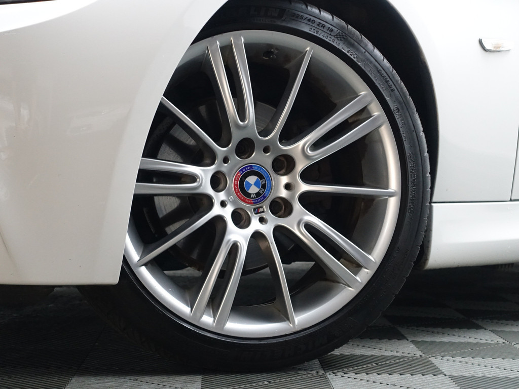 
BMW 3 Serie 318i M Sport Performance- Park Assist, Navi, Alcantara Sport Interieur, Clima, Cruise vol									