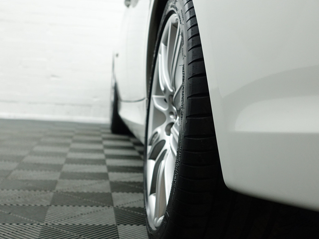 
BMW 3 Serie 318i M Sport Performance- Park Assist, Navi, Alcantara Sport Interieur, Clima, Cruise vol									