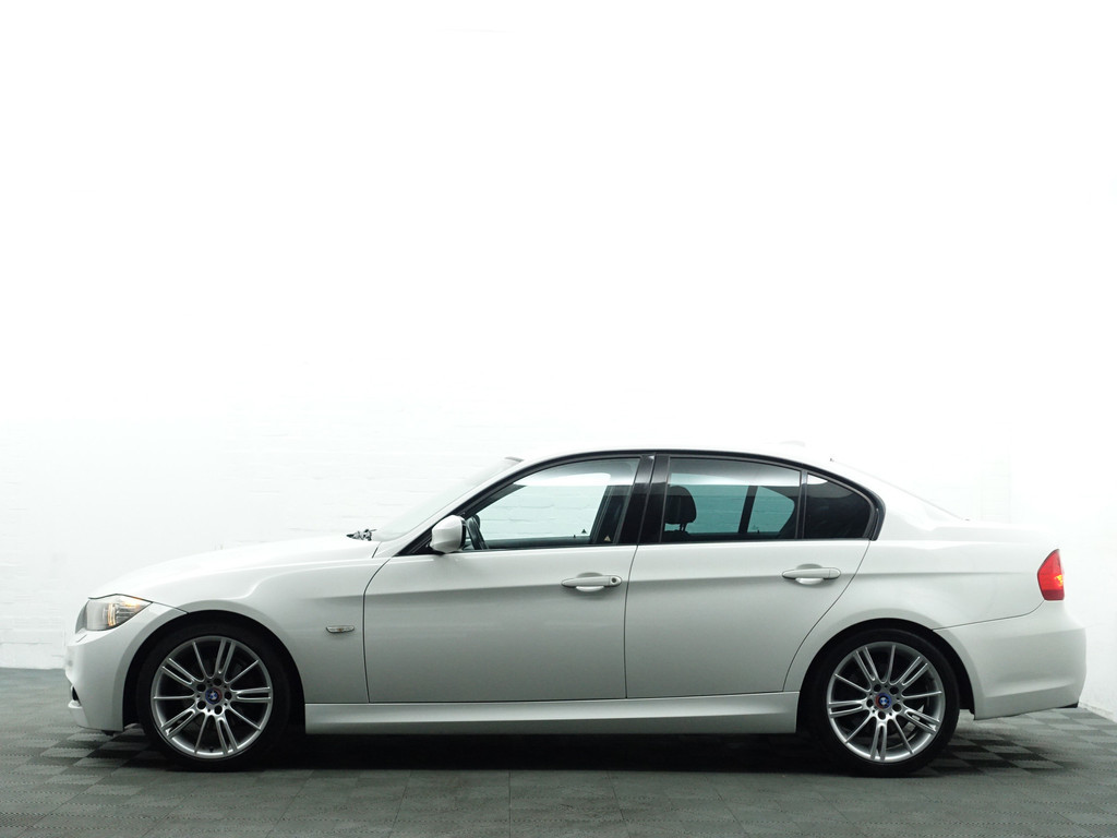 
BMW 3 Serie 318i M Sport Performance- Park Assist, Navi, Alcantara Sport Interieur, Clima, Cruise vol									