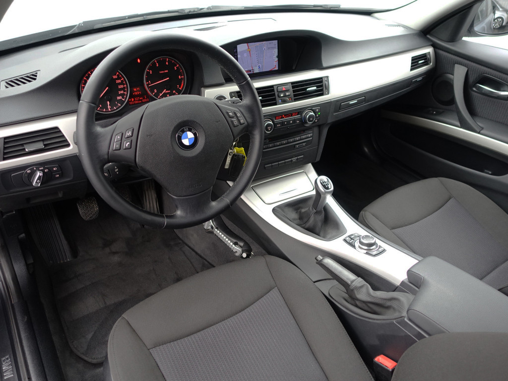 
								BMW 3 Serie 318i High Executive- NAP 103dkm, Dealer Onderhouden, Navi, Park Assist, Xenon vol									