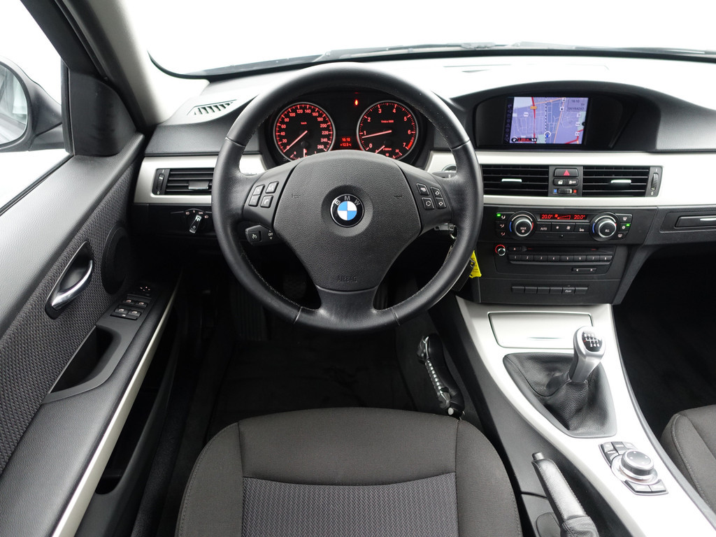 
								BMW 3 Serie 318i High Executive- NAP 103dkm, Dealer Onderhouden, Navi, Park Assist, Xenon vol									