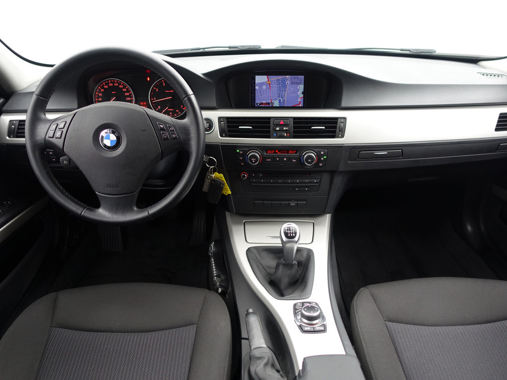 
								BMW 3 Serie 318i High Executive- NAP 103dkm, Dealer Onderhouden, Navi, Park Assist, Xenon vol									