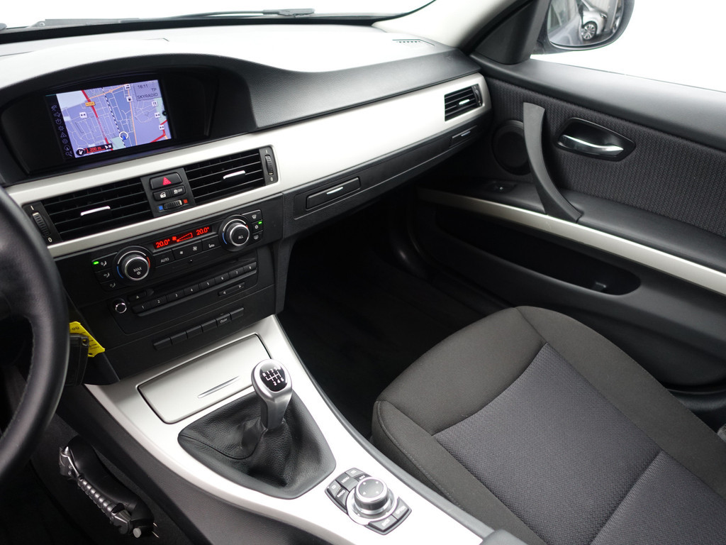 
								BMW 3 Serie 318i High Executive- NAP 103dkm, Dealer Onderhouden, Navi, Park Assist, Xenon vol									