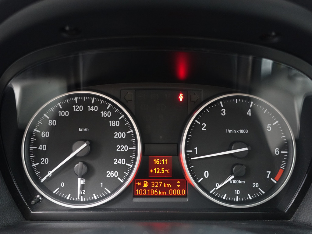 
								BMW 3 Serie 318i High Executive- NAP 103dkm, Dealer Onderhouden, Navi, Park Assist, Xenon vol									